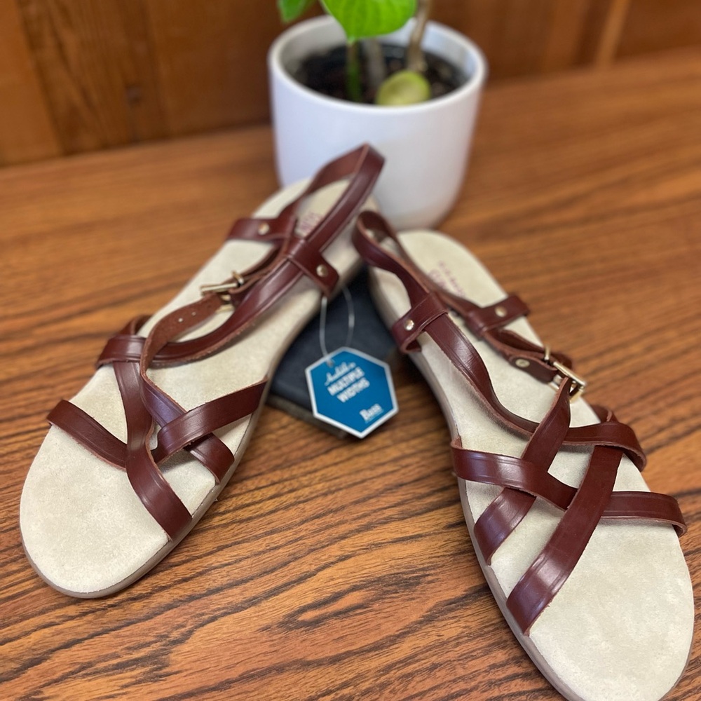 Vintage G.H. Bass & Co. Sunjun Margie brown leather sandals w/ buckle. 10M